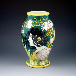 Vaso con profilo femminile e decoro floreale